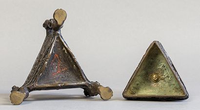 null Encrier, Italie, fin XVIe siècle, en bronze, de forme triangulaire, reposant...