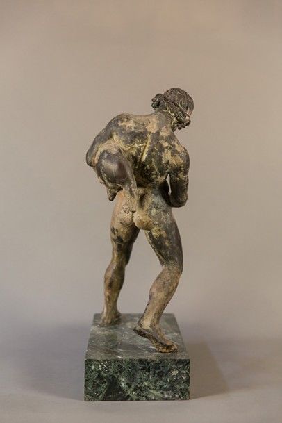 null Statue, d'après l'antique, Silène ivre, en bronze patiné, socle en marbre moderne....