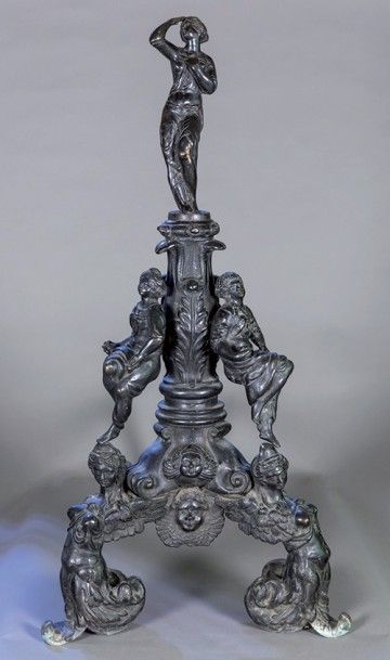 null Importante paire de chenets, début XVIIe siècle, en bronze à patine foncée,...