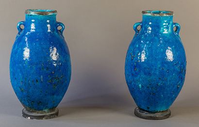 Raoul LACHENAL (1885-1956), attribué à 
Paire de vases de forme ovoïde sur talon...
