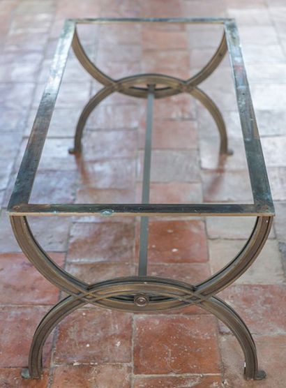 RAYMOND SUBES (1891-1970) 
Table basse, piètement en fer doré, à deux arcs de cercles...