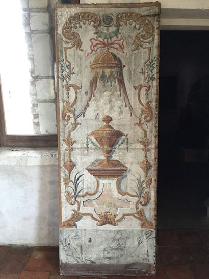null Panneau de paravent en toile peinte, fin XVIIIe siècle, à décor d'une urne sur...