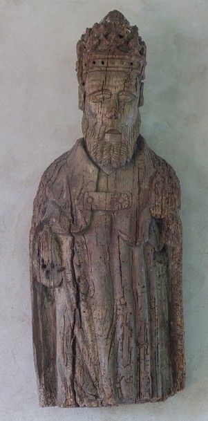 null Statue d'un pape coiffé d'une mitre, XVe siècle, en bois résineux sculpté, anciennement...