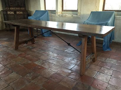 null Table «monastère» espagnole, en bois fruitier, reposant sur un piètement en...