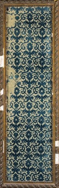 null Velours ciselé, Italie, fin XVIe siècle, en soie bleue, le fond initialement...