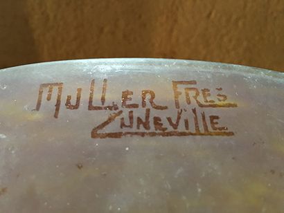 null Coupe en pâte de verre, à fond jaune, de Muller frères à Lunéville. 
Largeur:...