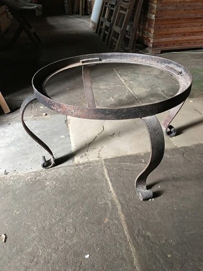 RAYMOND SUBES (1891-1970) 
Piètement de table basse en fer forgé, pieds cambrés....