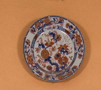 null Grand plat en porcelaine de Chine, XVIIIe siècle, à décor Imari de branchages...