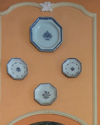 null Réunion de quatre pièces en faïence de Rouen, XVIIIe siècle: • Petit plat octogonal,...