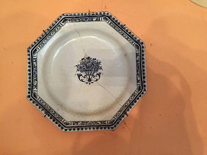 null Réunion de trois plats en faïence de Rouen, XVIIIe siècle, • Paire de plats...