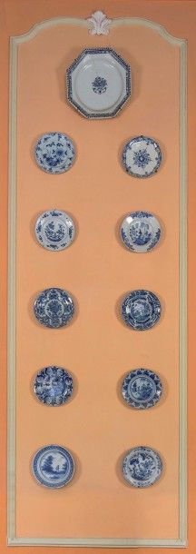 null Dix assiettes en faïence de Delft, XVIIIe siècle, en camaïeu bleu, dont 9 à...