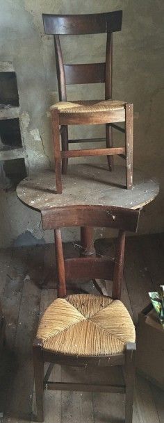 null Paire de chaises de style Directoire, XIXe siècle, en noyer massif, paillée...