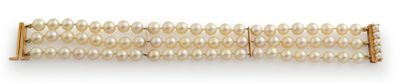 null Bracelet de trois rangs de perles de culture, fermoir en or jaune 18K (750°/°°).
Longueur:...