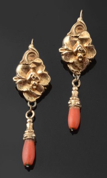 null Paire de pendants d'oreilles en argent doré en forme de feuilles stylisées,...