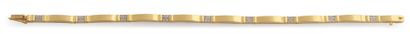 null Bracelet en or jaune 18K (750°/°°), articulé en segments, chacun agrémenté de...