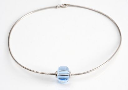 null Lot de bijoux fantaisie comprenant: un collier cable orné d'une bille de verre...