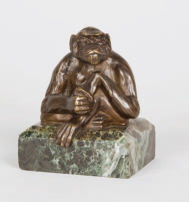 LEROYER. «Grand singe assis». Bronze à patine brune nuancée signé en creux. Haut....