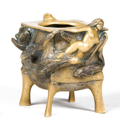null Vase sur pied (repose fourneau?) en bronze art nouveau représentant une femme...