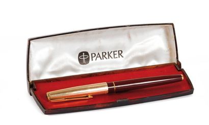 Stylo-plume Parker 65 rouge, capuchon plaqué...