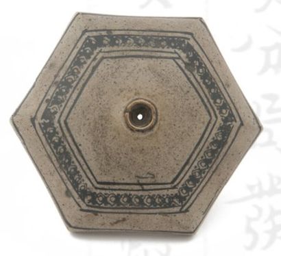 null Fourneau en terre cuite grise hexagonale, décor de frise. D : 8 cm.