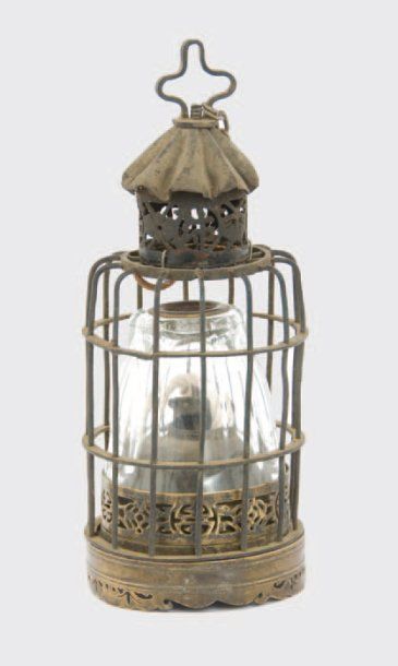 null Jolie petite lampe à opium dite «cage» en laiton ajouré à motif de sinogrammes....