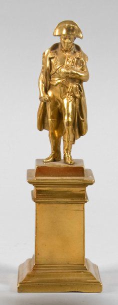 null Statuette représentant Napoléon Ier en pied portant redingote, sur son socle...