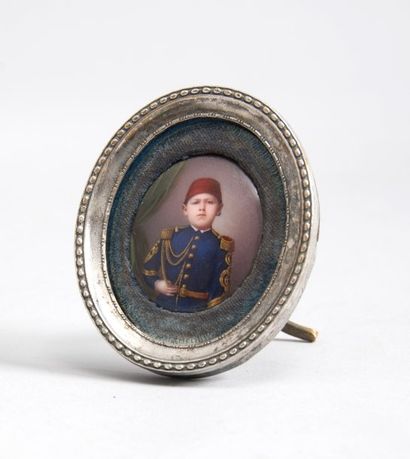 null Fouad, roi d'Egypte. Miniature ovale sur porcelaine, représentant le roi enfant...
