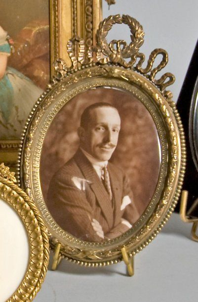 null Alphonse XIII, roi d'Espagne. Portrait photographique sur porcelaine, le représentant...