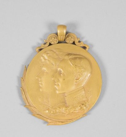 null Alphonse XIII, roi d'Espagne. Belle médaille commémorative en bronze doré signée...