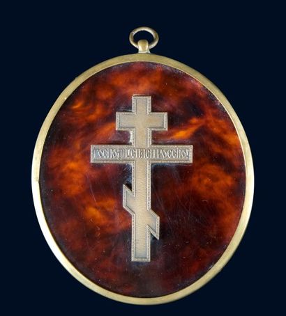 null Médaillon ovale à décor d'une croix orthodoxe, en bronze sur fond imitation...