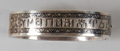 null Bracelet ovale en argent niellé, gravé d'un texte en caractères cyrilliques....