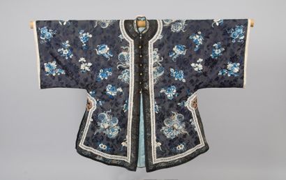 null Veste Han, Chine, fin du XIXe siècle, damas de soie bleu foncé à dessin de pivoines...