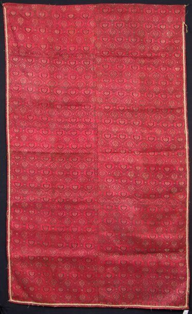 null Tapis de table, début XXe siècle, Inde(?), lampas fond rose broché soie vert...