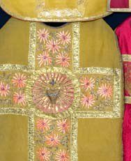 null Ornement liturgique complet de drap d'or, fin XIXe siècle, orfrois bordés d'un...