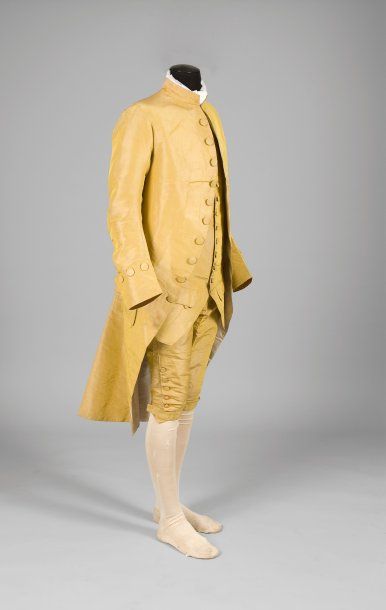null Complet habit à la française, époque Louis XVI, en taffetas changeant jaune...