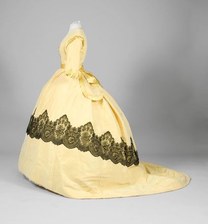 null Robe de jour vers 1865, en velours de soie côtelé et satin en deux tons de jaune....
