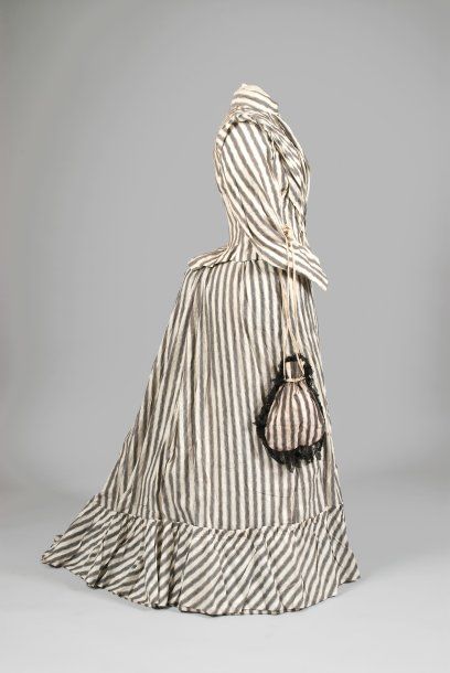 null Robe vers 1880-1890, en coton façonné rayé gris et blanc, corsage baleiné, jupe...