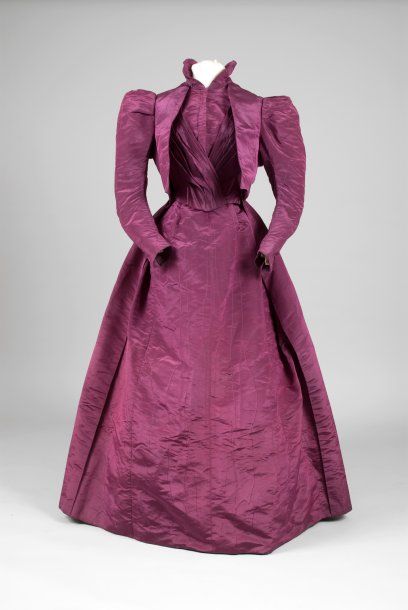 Robe vers 1890, en moire violette, à petit...