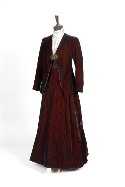 null Ensemble de jour vers 1910, griffé Boué Soeurs, en velours changeant rouge et...