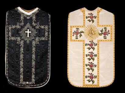 null Deux ornements liturgiques complets, fin XIXe siècle, l'un de moire crème, orfrois...
