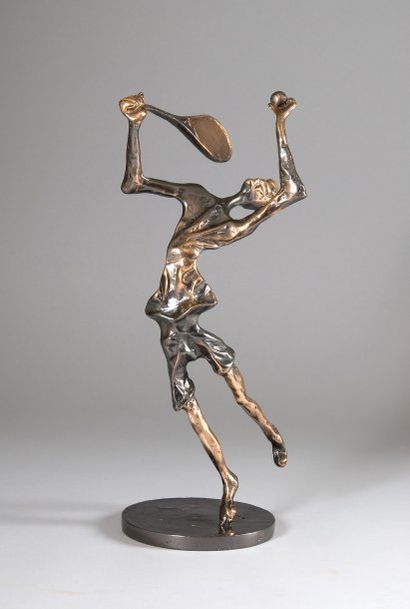 null Sculpture en bronze ?'Joueur au service'' signée Yves Lohé. Hauteur 40 cm.