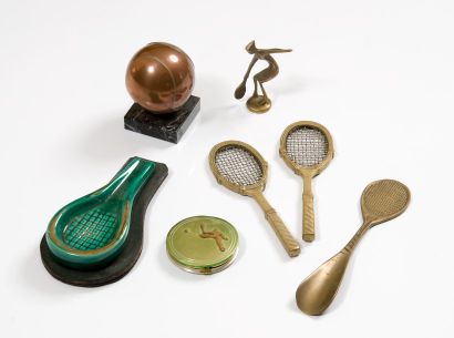null Ensemble d'objets autours du tennis des années 1930 à 1970. (boîte, cendrier,...