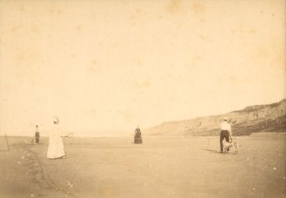 null Photographie représentant une partie de tennis sur la plage en 1890. Dim. 11...