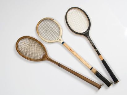 null Raquette de tennis ?'Rackets'' made in England. Longueur 76 cm. (Légèrement...
