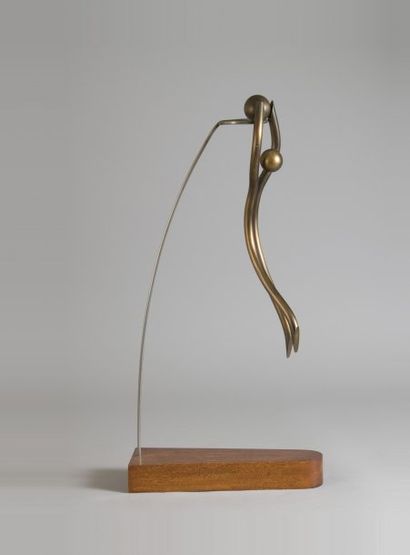 null Sculpture en laiton plein, patiné et ciré. Signée André Michel, artiste contemporain....