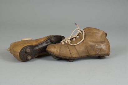null Paire de chaussures en cuir à crampons cloutés, couleur beige. Circa 1910.