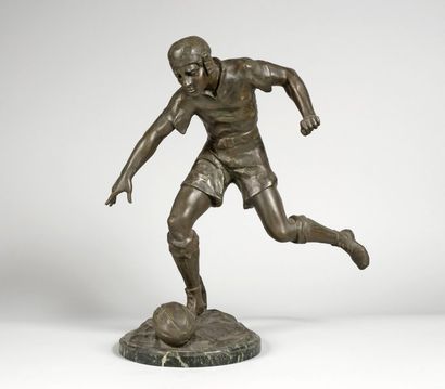 null Sculpture en régule sur socle marbre ?'Le Rugbyman'' signée Lemoyne. Vers 1920....