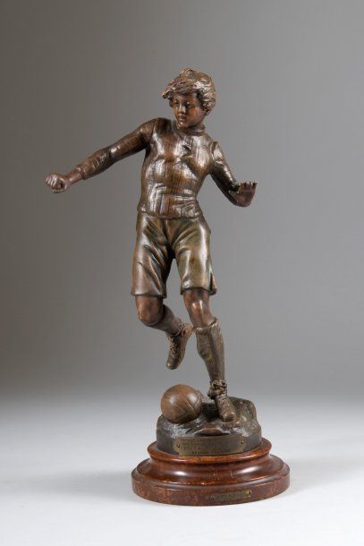 null Sculpture en régule ?'Le Football'' signée L. et F. Moreau. Circa 1920. Patine...