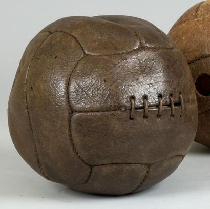 null Ballon de foot à lacet en cuir 12 panneaux. Vers 1930.