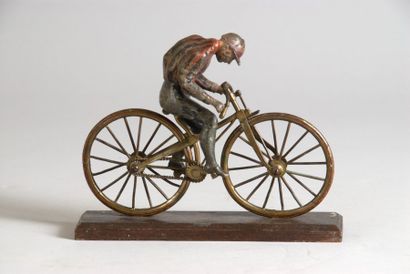 null Régule ?'Coureur cycliste''. Circa 1895. Patine polychrome. Dim. 17 x 20 cm....